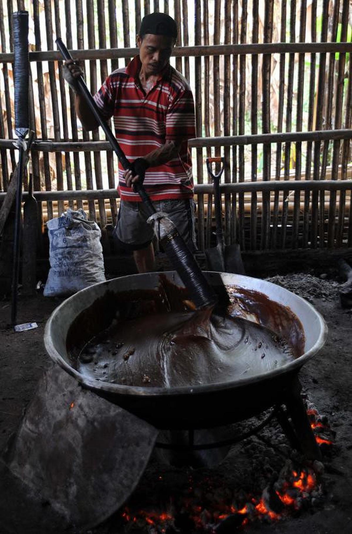 Pembuat dodol khas Betawi