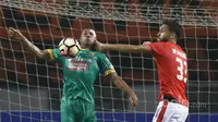 Duel pemain Persija Jakarta, Wllian Pachecho (kanan) dan Sriwijaya FC, Hilton Moreira pada laga Liga 1 2017 di Stadion Wibawa Mukti, Cikarang, Jumat (16/6/2017). Persija menang 1-0. (Bola.com/Nicklas Hanoatubun)