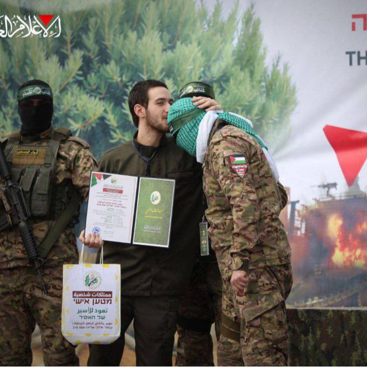 tawanan tentara israel mencium kening pejuang hamas
