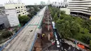 Arus lalu lintas dibawah proyek pembangunan jalur layang MRT koridor selatan-utara, Lebak Bulus-Bundaran HI di kawasan Blok M, Jakarta, Selasa (21/3). (Liputan6.com/Johan Tallo)
