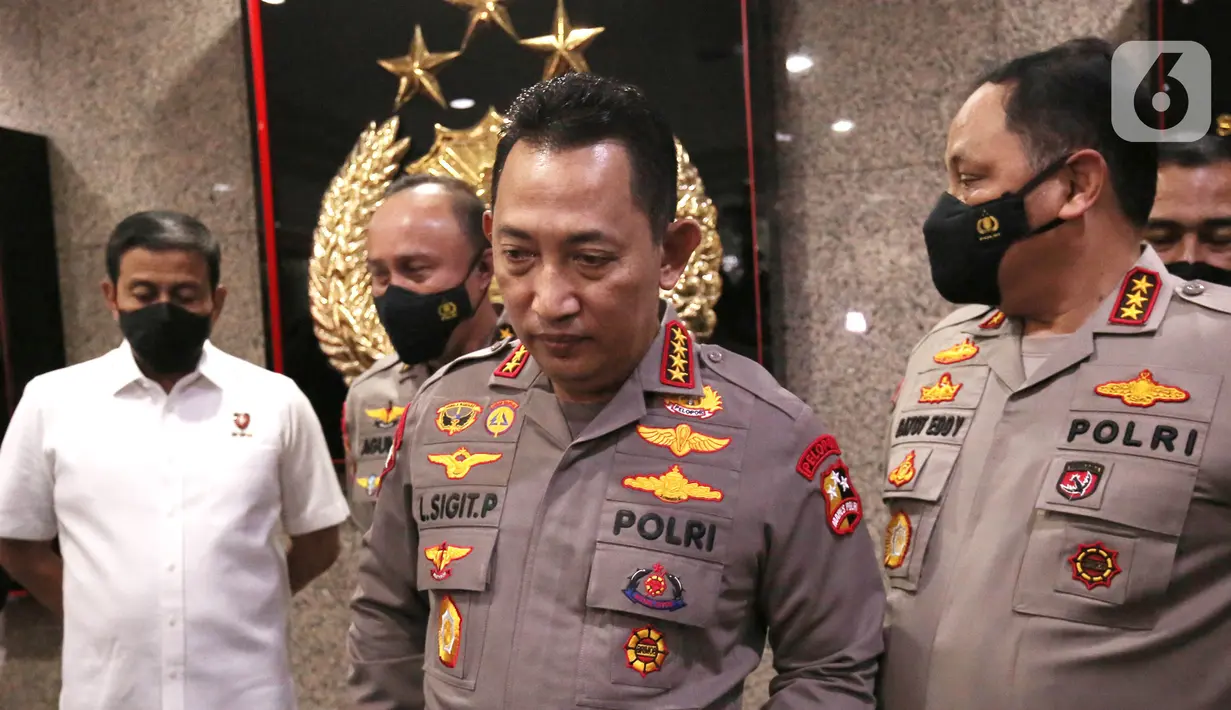 Kapolri Jenderal Listyo Sigit Prabowo saat memberikan keterangan pers di hadapan wartawan di Mabes Polri, Jakarta, (12/7/2022). Kapolri buka suara terkait insiden baku tembak sesama polisi di rumah Kadiv Propam Polri Irjen Ferdy Sambo. Sigit menjamin pengusutan kasus polisi tembak polisi akan dilakukan secara objektif, transparan dan akuntabel.Liputan6.com/Angga Yuniar