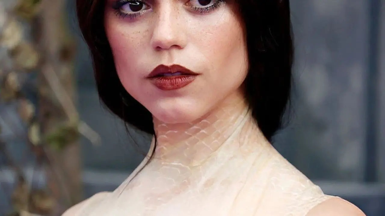 Bleached Brow hingga Smoky Eyeshadow Abu-Abu, Intip Gothic Glam Look Jenna Ortega di Premier Wednesday Season 2
