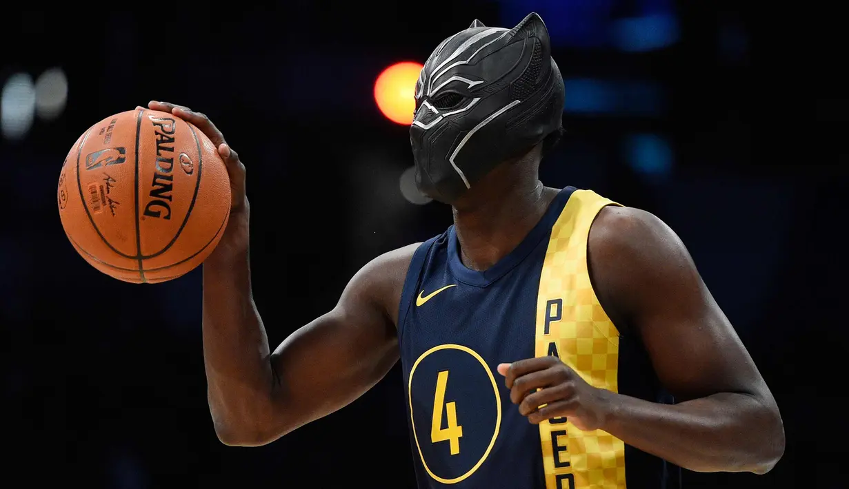 Pemain Indiana Pacers, Victor Oladipo menggenakan topeng dari film "Black Panther" bersiap mengikuti kontes Slam Dunk NBA All-Star 2018 di Los Angeles, AS (17/2). (AP Photo/Chris Pizzello)