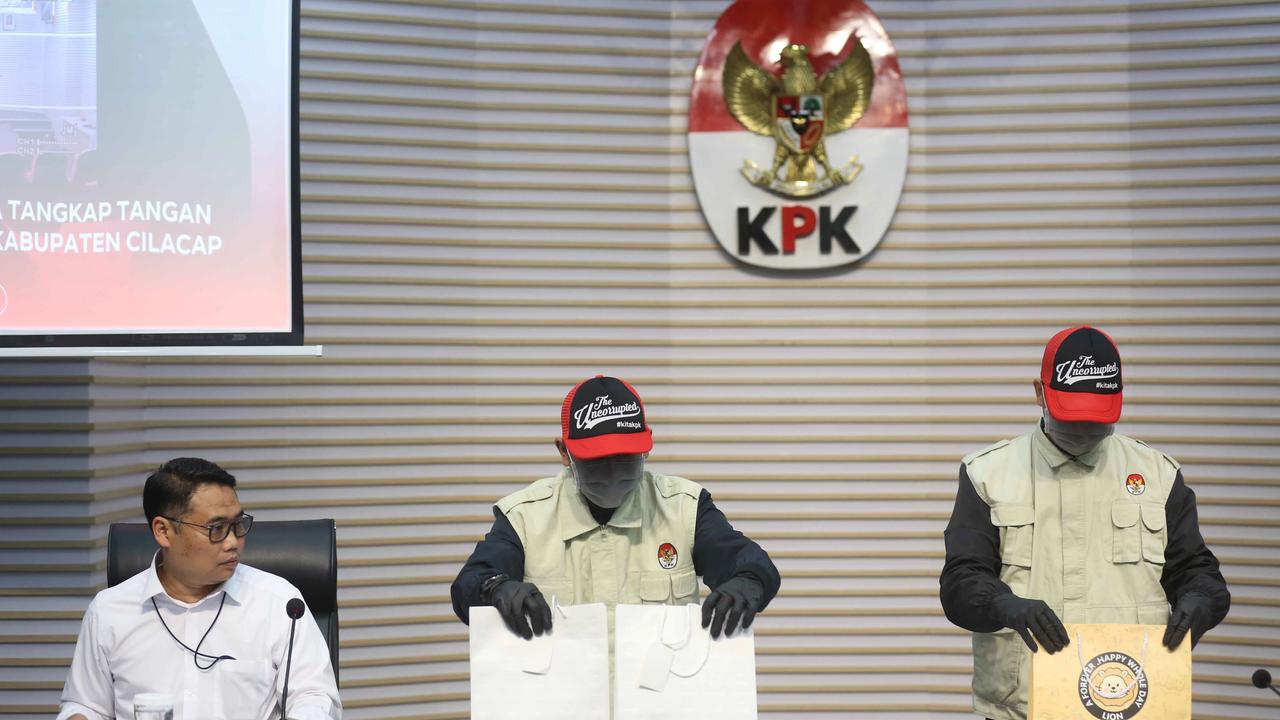 FOTO: KPK Tunjukkan Barang Bukti Uang dari OTT Bupati Cilacap