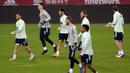 Pemain Timnas Spanyol saat mengikuti sesi latihan jelang menghadapi Jerman pada laga lanjutan Grup 4 UEFA Nations League di Stadion De La Cartuja, Selasa (17/11/2020). Spanyol akan berhadapan dengan Jerman. (AFP/Cristina Quicler)