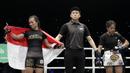 Petarung Indonesia, Priscilla Lumban Gaol, berhasil mengalahkan petarung Kamboja, Nou Srey Pov, pada laga ONE Championship di Istora Senayan, Jakarta, Jumat (3/5). Priscilla menang mutlak atas lawannya. (Bola.com/Yoppy Renato)