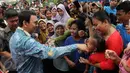  Gubernur DKI Jakarta Basuki Tjahaja Purnama (kiri) bersalaman dengan warga disela peresmian kegiatan "Gerakan Satu Hati Bangun Komunitas Harapan Indonesia", Jakarta, Sabtu (5/3). (Liputan6.com/Helmi Afandi)