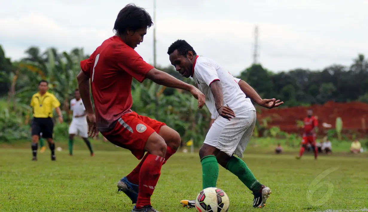 Pemain depan timnas U-23 Indonesia, Yohanes Ferinando Pahabol (kanan) mencoba mengecoh pemain Martapura FC saat laga uji coba di National Youth Training Centre, Sawangan, Depok (4/1/2015). (Liputan6.com/Helmi Fithriansyah)