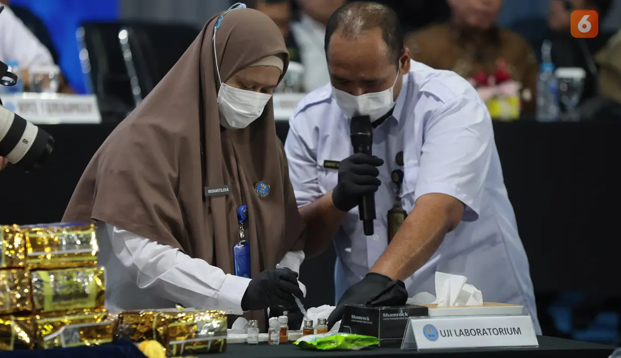 Petugas laboratorium menguji kadar kandungan narkotika sebelum dilakukan pemusnahan di Kantor BNN RI, Jakarta, Rabu (23/9/2026). (KLY/Budy Santoso)