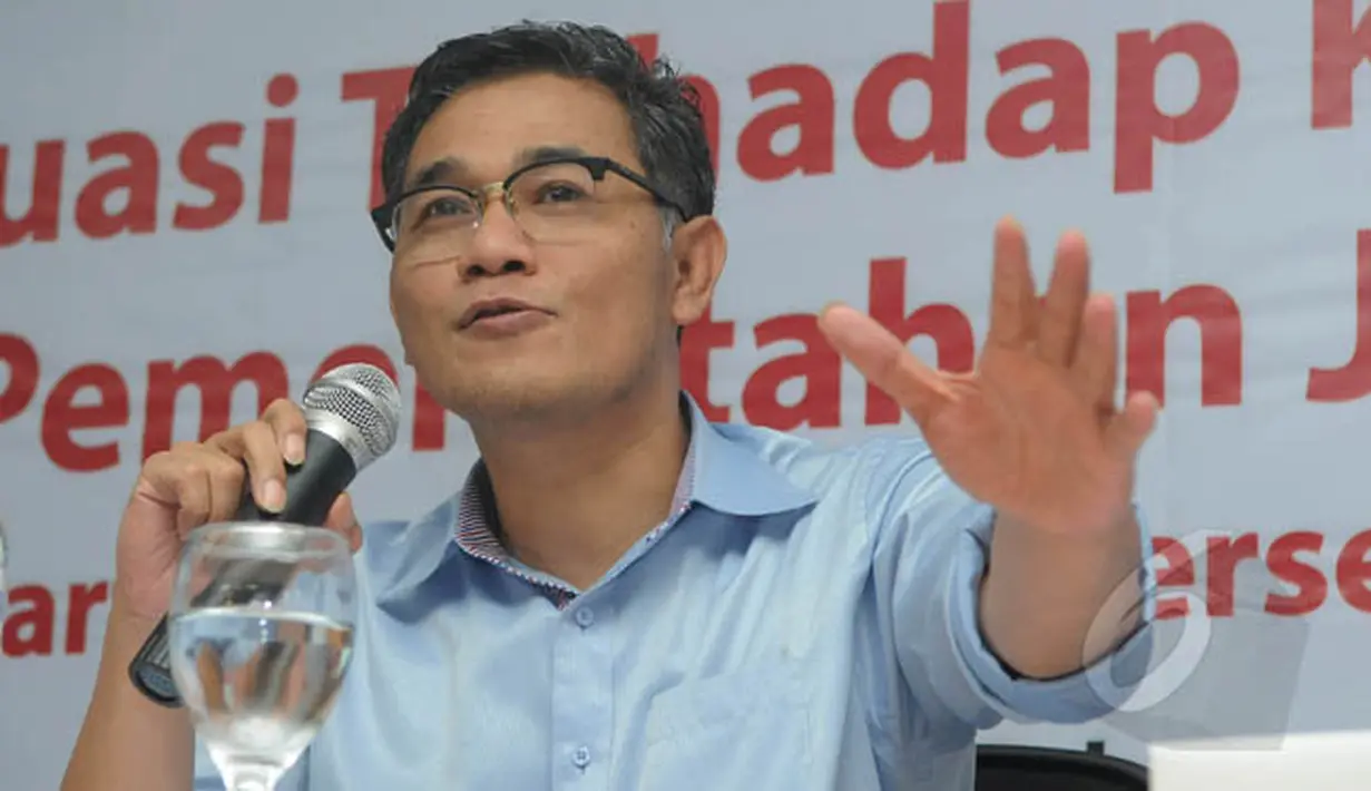 Politisi PDIP Budiman Sudjatmiko saat pemaparan hasil survei LSI bertema 'Evaluasi Terhadap Kinerja 100 Hari Pemerintahan Jokowi-JK : Efek Partisan Terhadap Persepsi Kepuasan Publik' di Jakarta, Senin (2/2). (Liputan6.com/Herman Zakharia)
