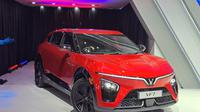 VinFast VF7 di GIIAS 2025. (Liputan6.com/Pramita Tristiawati)