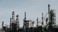 Ilustrasi pengolahan minyak bumi. (Photo by Life Of Pix on Pexels)
