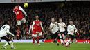 Pemain Arsenal, Eddie Nketiah mencetak gol pembuka timnya ke gawang Manchester United pada laga lanjutan Liga Inggris 2022/2023 yang berlangsung di Emirates Satdium, London, Minggu (23/01/2023). Arsenal berhasil menang dengan skor 3-2 atas Manchester United. (AP Photo/Ian Walton)