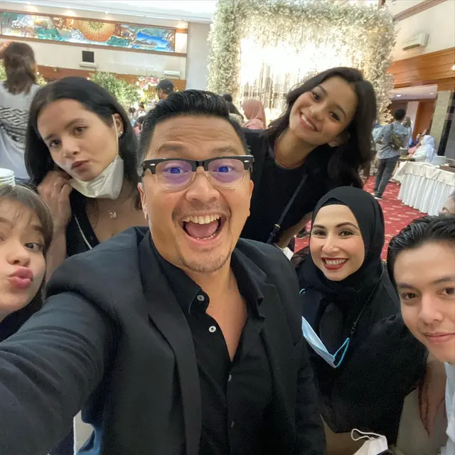 Pernikahan Arnold Leonard dan Moniq Crasivaya dihadiri bintang Mermaid In Love (Foto: Instagram/@kangferrymaryadi)