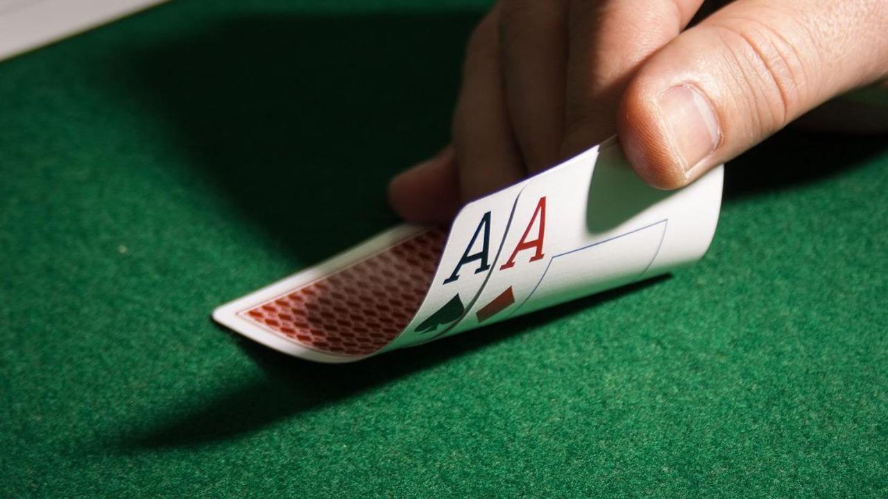 Mengisi waktu luang bisa dengan beragam cara, salah satunya dengan bermain poker. Permainan dengan kartu ini bukan hanya mengandalkan keberuntungan, namun juga strategi bermain.
