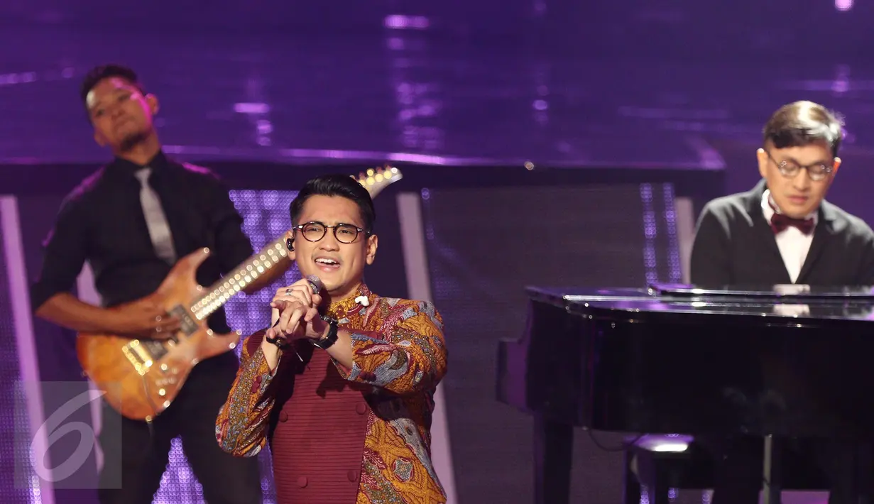 Yovie Widianto berkolaborasi dengan Afgan di Konser Raya 22 Indosiar, Jakarta, Rabu (11/1). Konser Raya 22 Indosiar berlangsung meriah dengan menghadirkan musisi papan atas Indonesia dan Internasional. (Liputan6.com/Herman Zakharia)
