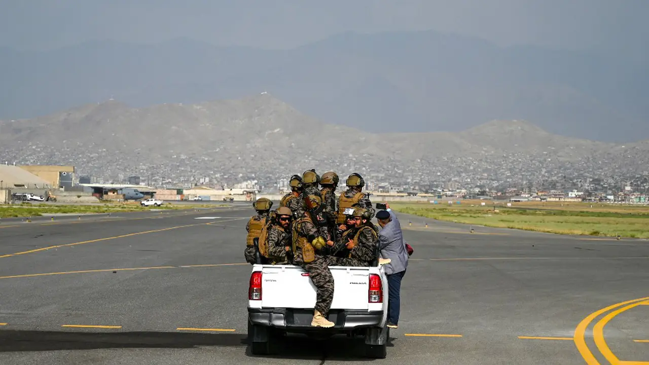 FOTO: Taliban Kuasai Bandara Kabul Usai AS Tarik Pasukan dari Afghanistan