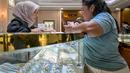 Pergerakan harga emas beberapa hari terakhir menunjukkan dinamika pasar global yang masih fluktuatif. (BAY ISMOYO/AFP)