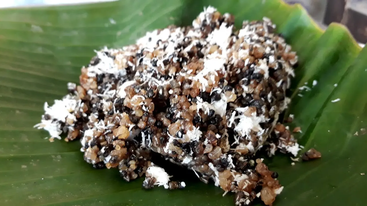 Nasi tiwul alias oyek kini banyak diburu sebagai salah satu makanan khas pedesaan yang jadi “klangenan”. (Foto: Liputan6.com/Muhamad Ridlo)