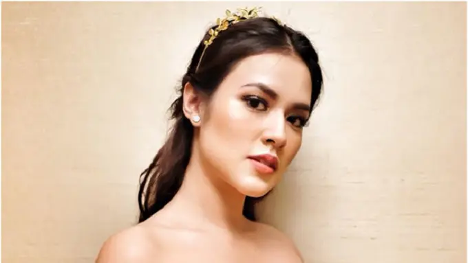 [Bintang] Seperti Princess Belle, Cantiknya Dandanan Raisa yang Mirip Emma Watson