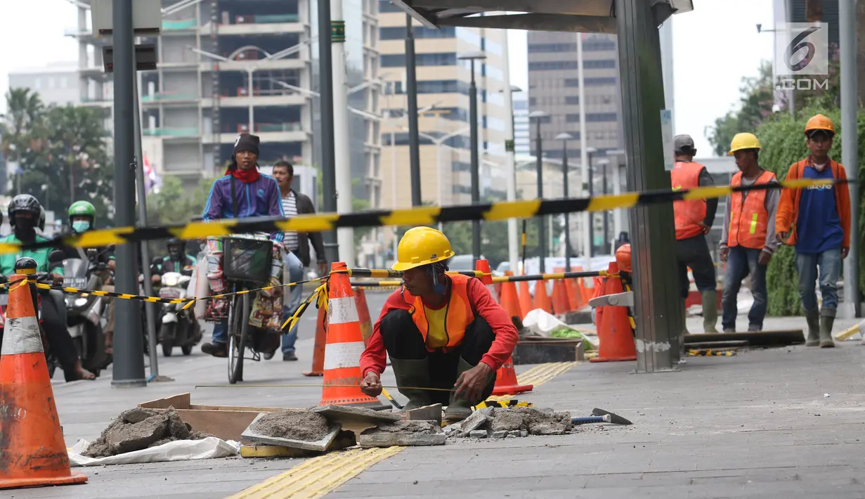 Seorang pekerja mengukur gorong-gorong di kawasan Thamrin, Jakarta, Selasa (15/1). Peremajan gorong-gorong dilakukan untuk mengantisipasi terjadinya penyumbatan saluran yang dapat menyebabkan banjir di kawasan tersebut. (Liputan6.com/Angga Yuniar)