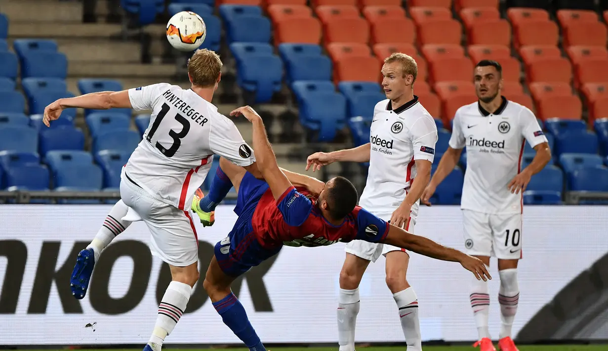 Penyerang Basel, Arthur Cabral, berebut bola dengan pemain Eintracht Frankfurt dalam laga babak 16 besar Liga Europa 2019/2020 di St.Jakob Park, Basel, Jumat (7/8/2020) dini hari WIB. Basel menang 1-0 atas Eintracht Frankfurt. (AFP/Fabrice Coffrini)