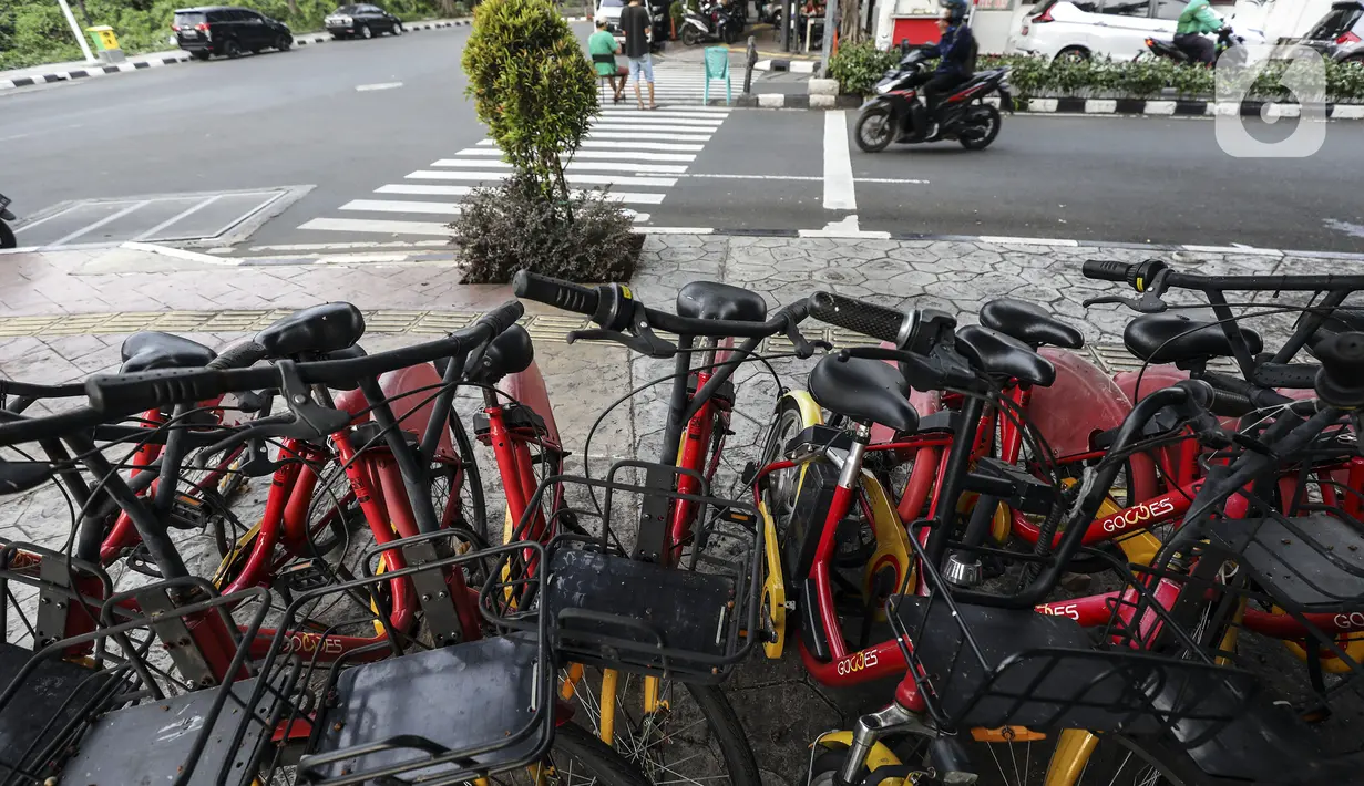 Fasilitas penyewaan sepeda untuk masyarakat umum di Jakarta, Kamis (21/7/2022). Penyewaan sepeda milik Pemprov DKI Jakarta bernama ‘Gowes’ ini terlihat memprihatinkan dan tidak terawat dengan warna sepeda yang mulai pudar serta rantai, jok, stang mengalami kerusakan sehingga membuat minat masyarakat untuk mencobanya berkurang. (Liputan6.com/Johan Tallo)