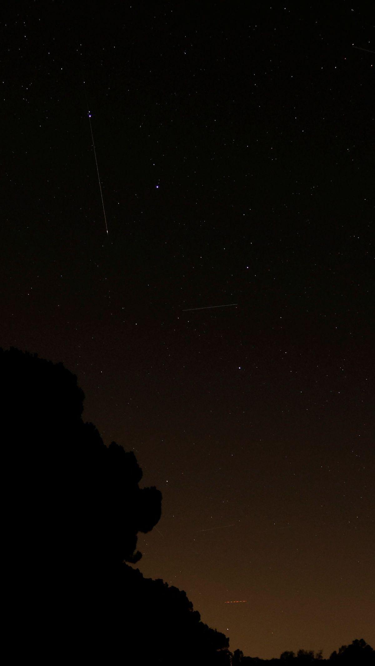 Hujan meteor Perseid juga dapat terlihat di wilayah Ronda, Spanyol pada 13 Agustus 2023.
REUTERS/Jon Nazca