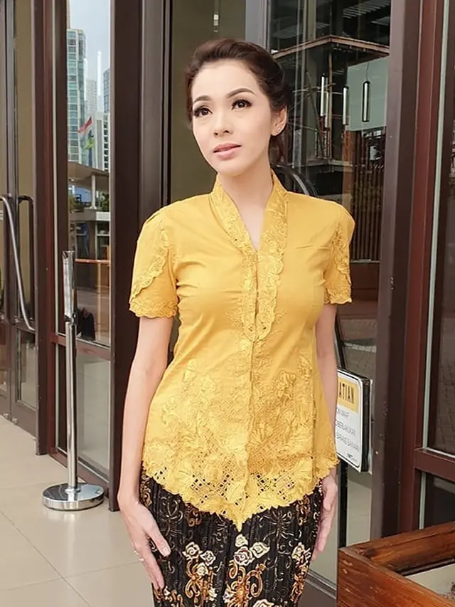 Sudah Punya Tiga Anak, Ini 7 Pesona Maya Septha Bak ABG