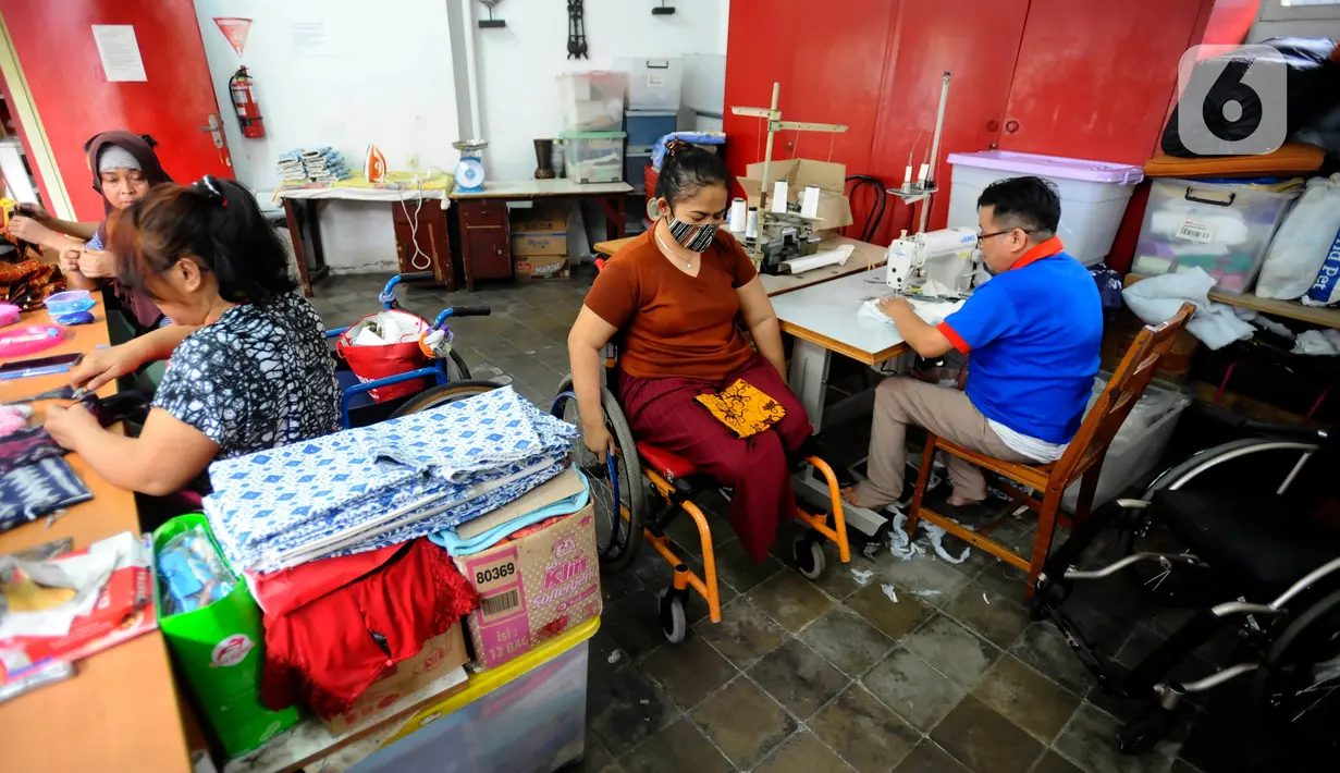 Penyandang disabilitas menyelesaikan pekerjaan menjahit di Wisma Yayasan Cheshire Indonesia di Cilandak, Jakarta Selatan, Jumat (14/4/0223). (merdeka.com/Arie Basuki)