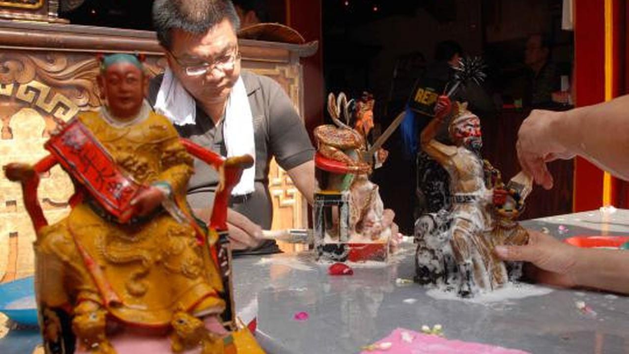 Memandikan patung dewa jelang perayaan Imlek