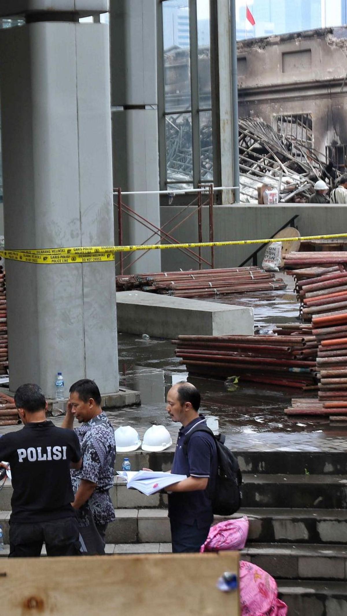 Dalam pengamatnya, dia hanya bisa menangkap secara kasat mata sejumlah benda museum yang tertimbun di antara puing-puing.<br>