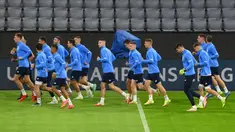Para pemain Dynamo Kiev menghadiri sesi latihan menjelang pertandingan sepak bola Grup E Liga Champions antara FC Bayern Munchen dan Dynamo Kiev di Munich, Jerman, 28 September 2021. Dynamo Kiev akan menghadapi Bayern Munchen pada Kamis, 30 September 2021. (CHRISTOF STACHE/AFP)