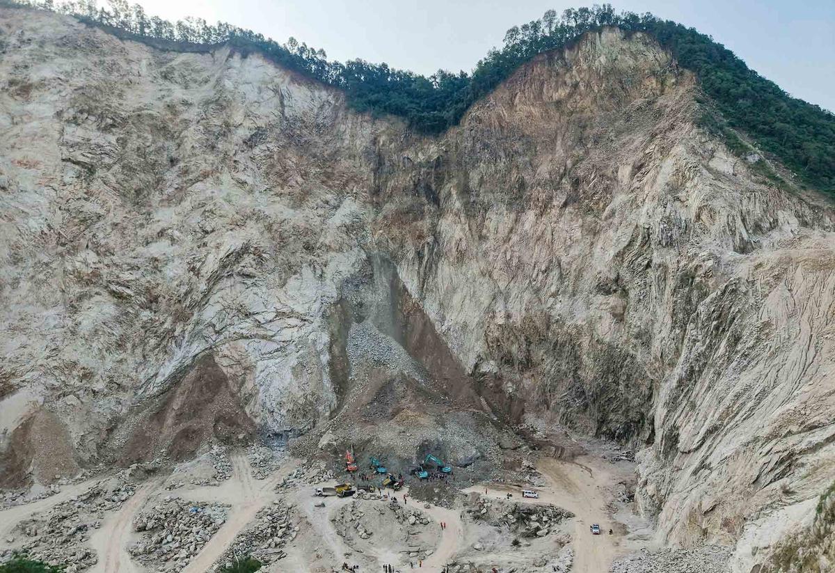 FOTO: !4 Penambang Galian C Tewas dan 8 Lainnya Masih Tertimbun Longsor Di Gunung Kuda Cirebon
