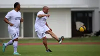 Legenda sepak bola Brasil, Roberto Carlos bermain pada acara puncak BRImo Future Garuda yang bertajuk FOURFEO Mini Tournament di Stadion Madya, Jakarta, Kamis (01/06/2023). (Bola.com/Bagaskara Lazuardi)