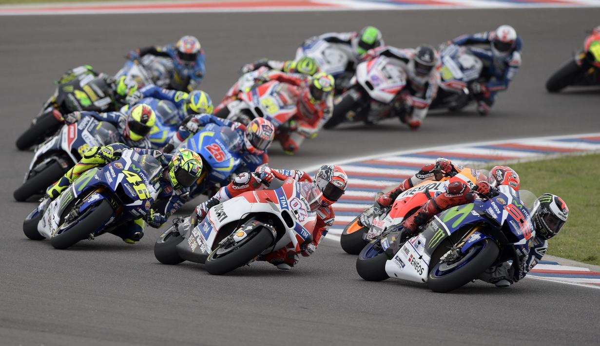 Para pembalap beraksi selepas start MotoGP Argentina 2016 di Sirkuit Autodromo Termas de Rio Hondo. (AFP/Juan Mabromata)