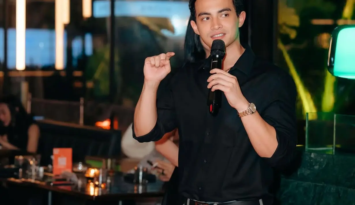 Sementara itu, Omara Esteghlal memilih mengenakan kemeja hitam yang memberikan tampilan maskulin dan klasik.  [@omara.esteghlal ].