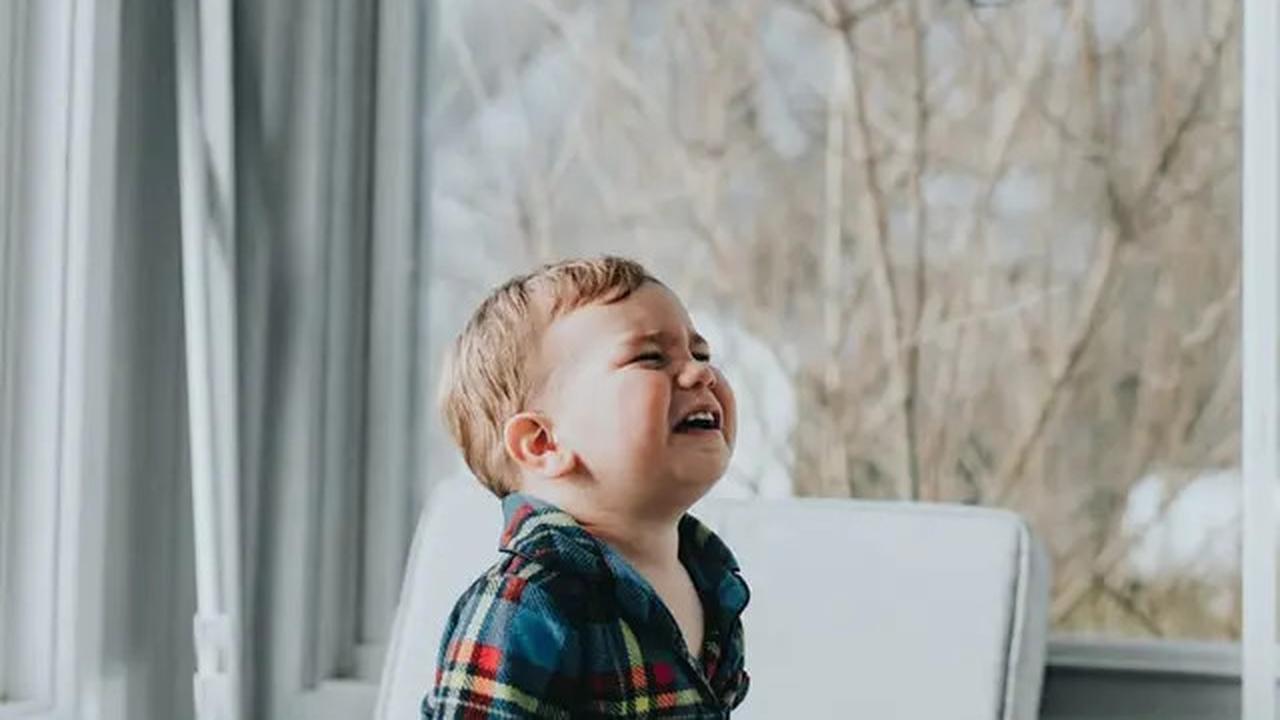 4 Cara Menenangkan Anak yang Mengalami Tantrum di Publik, Jangan Panik!