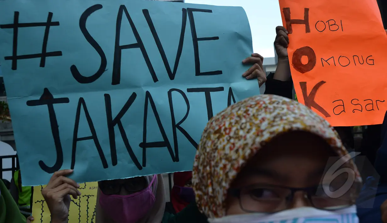 Puluhan mahasiswa dari Kesatuan Aksi Mahasiswa Muslim Indonesia melakukan aksi di belakang gedung DPRD, Jakarta, Jumat (27/3/2015). Dalam aksinya mereka meminta kepada DPRD DKI agar menuntaskan hak angket untuk melawan korupsi. (Liputan6.com/Johan Tallo)