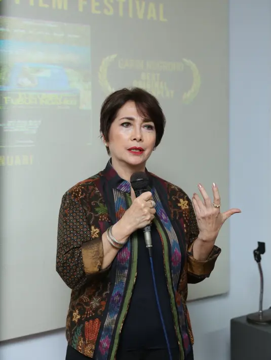 Widyawati Raih Penghargaan di Asia Pacific Film Festival (APFF) yang ke 59th. Serah terima penghargaan di Pusat Perfilman Haji Usmar Ismail, Kuningan, Jakarta Selatan, Kamis (16/1/2020). (Daniel Kampua/Fimela.com)