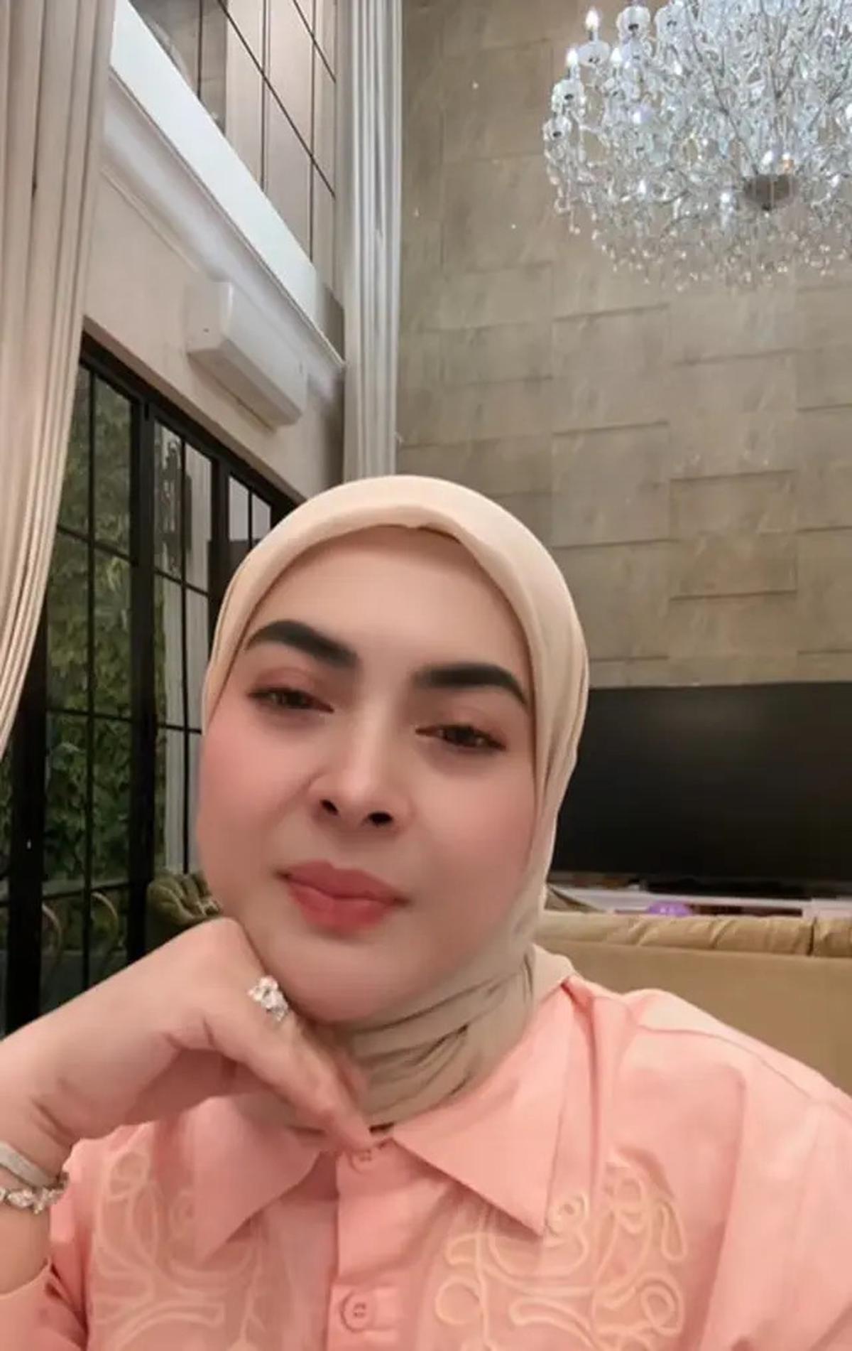 Potret Ruang Keluarga Aisyahrani Bergaya Modern Klasik dengan Dinding Batu Alam, Elegan dan Mewah