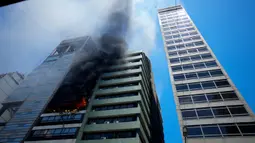 Korban luka, sebagian besar karena menghirup asap, menerima perawatan dari profesional kesehatan, dan 35 di antaranya dilarikan ke rumah sakit, lapor media lokal seperti dikutip dari Xinhua pada Rabu, 13 Desember 2023. (AP Photo/Natacha Pisarenko)