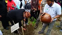 Sekretaris Daerah (Sekda) Garut, Nurdin Yana, tengah melakukan prosesi ngaruat cai dalam Launching GD-PDAS di Kampung Citiis, Tarogong Kaler, beberapa waktu lalu. (Liputan6.com/Jayadi Supriadin)