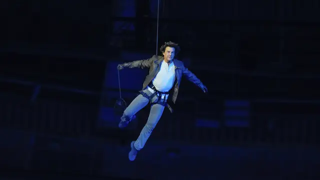 Tom Cruise dalam penutupan Olimpiade 2024. (AP Photo/Natacha Pisarenko)