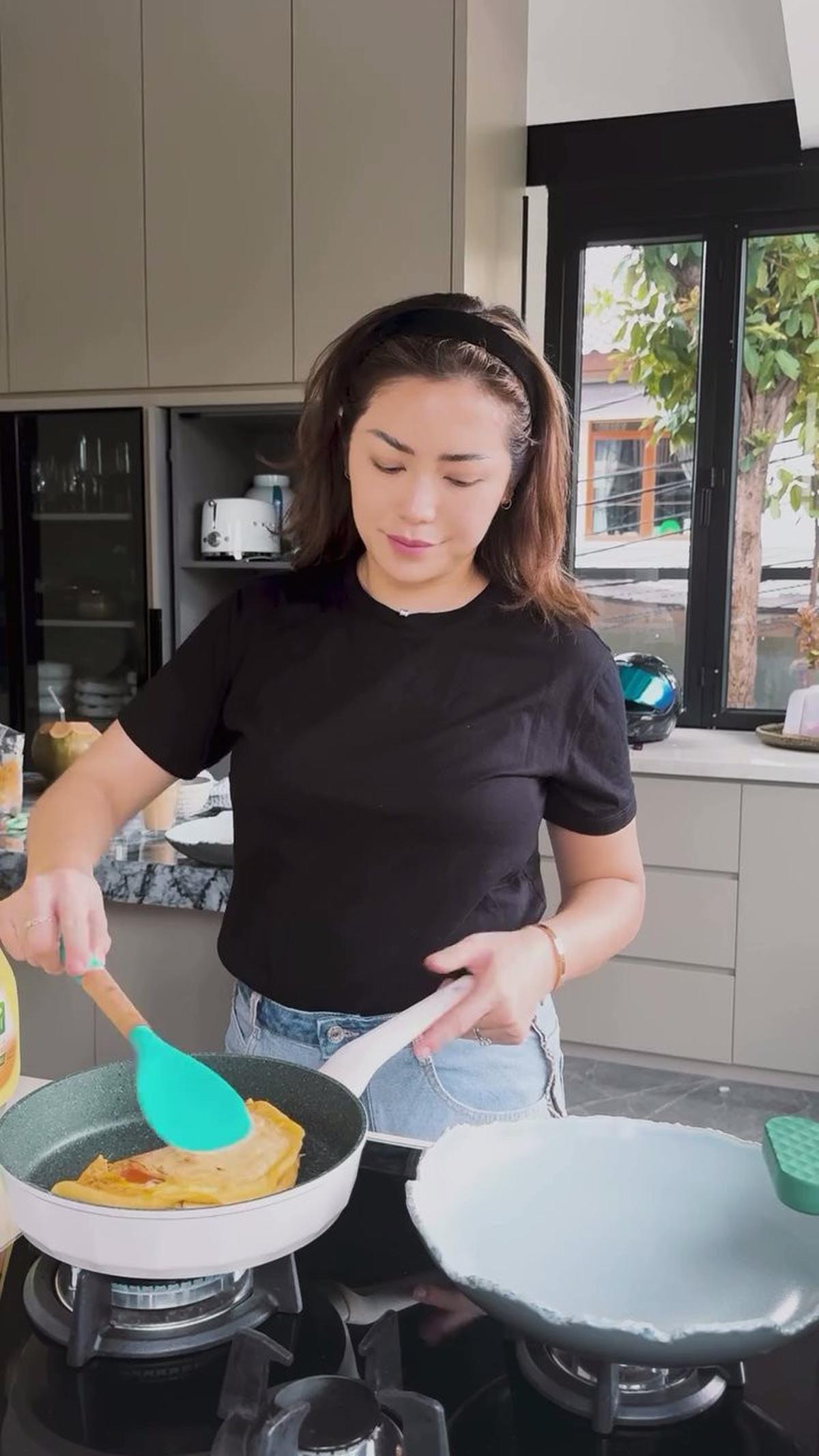 7 Potret Dapur Rumah Jessica Iskandar yang Bergaya Modern dengan Konsep Open Space, Dilengkapi Jendela Lebar