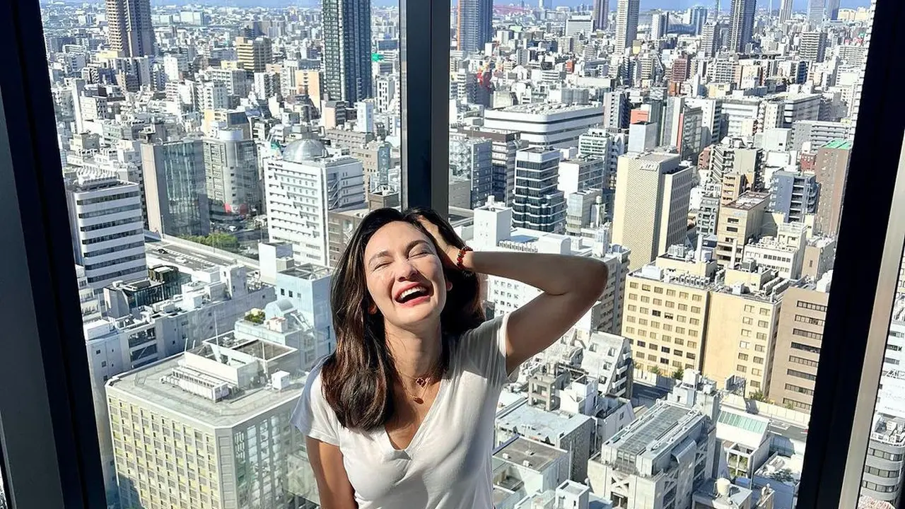 Intip deretan outfit Luna Maya ala anak kuliahan.