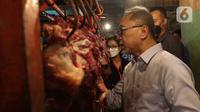 Menteri Perdagangan Zulkifli Hasan meninjau harga daging di Pasar Cibubur, Jakarta, Kamis (16/6/2022). Kunjungan tersebut dilakukan untuk melihat dan memantau langsung harga bahan pokok guna memastikan harga stabil menjelang Hari Raya Idul Adha 1443 Hijriah. (Liputan6.com/Herman Zakharia)