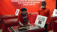 Ketua Umum PDIP Megawati Soekarnoputri menandatangani prasasti peresmian 25 kantor partai di sejumlah daerah. (Foto: Dokumentasi PDIP).