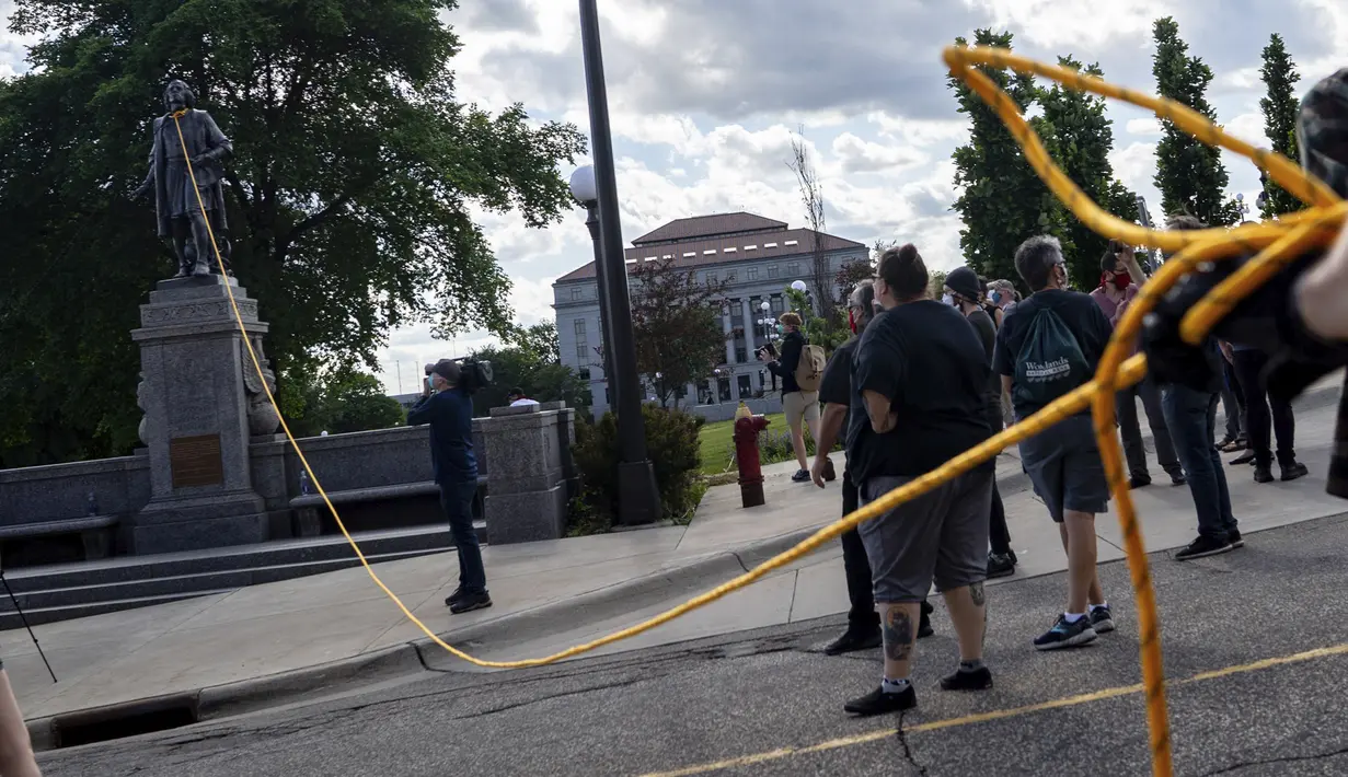 Sekelompok massa bersiap merobohkan patung Christopher Columbus di Minnesota State Capitol, St. Paul, Minnesota, Amerika Serikat, Rabu (10/6/2020). Patung Christopher Columbus jadi amukan massa setelah kematian George Floyd. (Evan Frost/Minnesota Public Radio via AP)