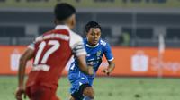 Setelah pulih dari cedera ligamen, Febri Hariyadi kembali tampil bersama Persib Bandung saat bersua Barito Putera pada laga pekan ke-32 BRI Liga 1 musim ini di Stadion Gelora Bandung Lautan Api, Jumat (9/5/2025) malam WIB. (dok. Persib Bandung)&nbsp;